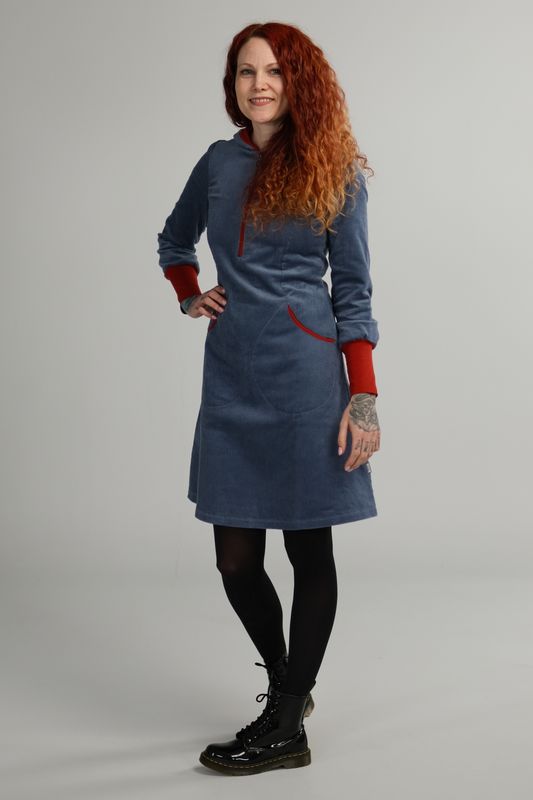 Bianca støvblå huvklänning