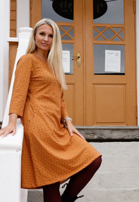 Huvudbild Sonja okergul mönstrad klänning