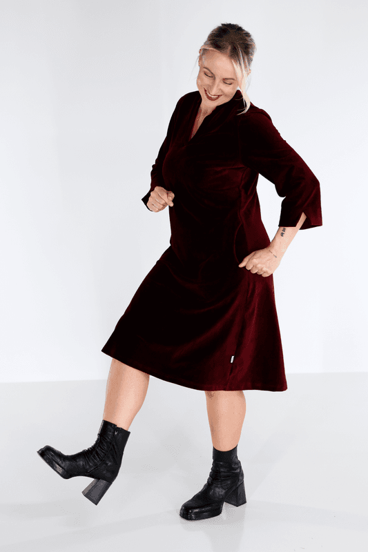 Saga vinröd velourklänning med fickor