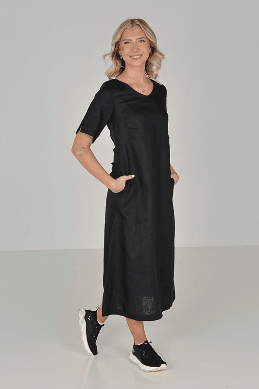 Gyda svart länkklänning