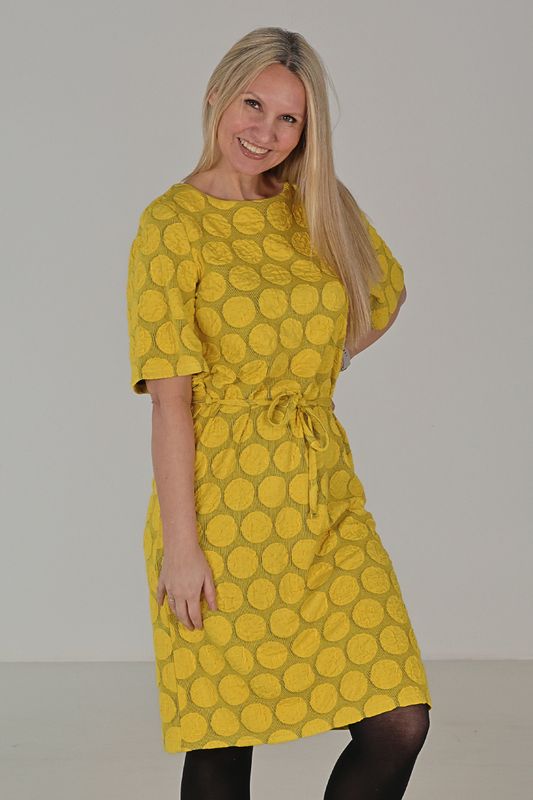 Helle gul klänning