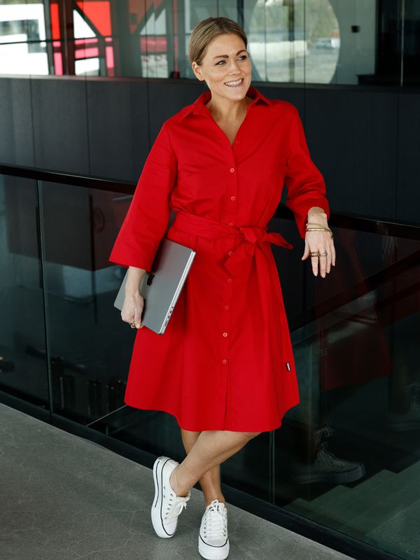 Frøydis röd skjortklänning