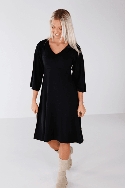 Lilja fantastisk svart basisklänning