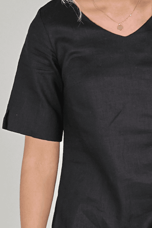 Gyda svart länkklänning