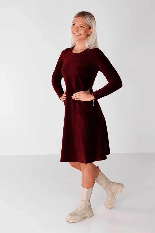 Anja basklänning i vinröd babycord