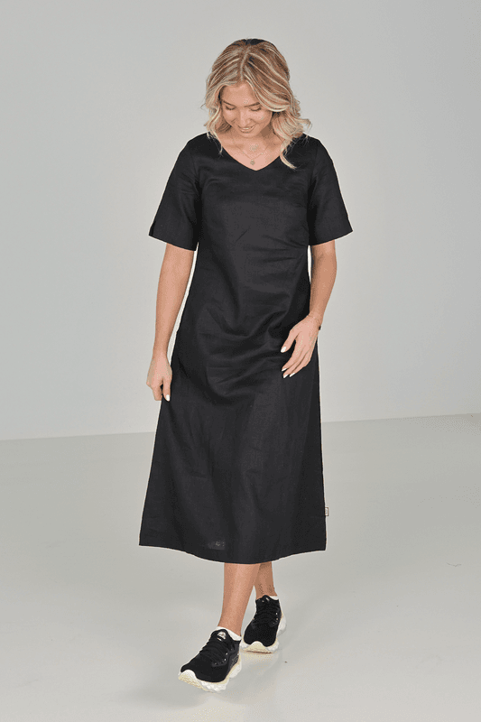 Gyda svart länkklänning