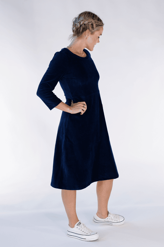 Elli klänning babycord marineblå 