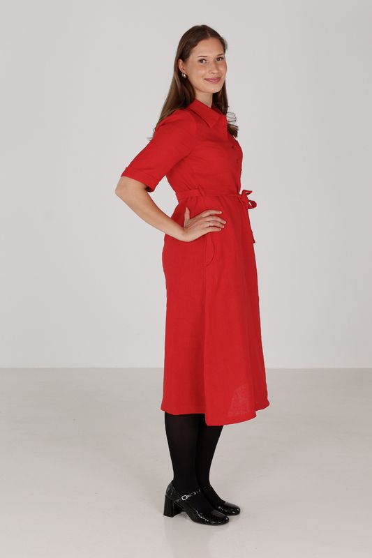 Pernilla röd linneklänning